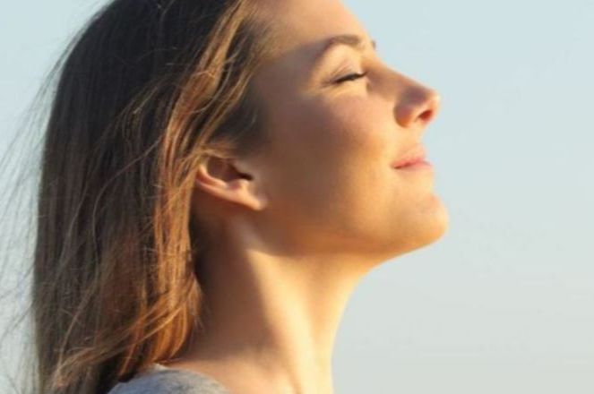 Anti-inflammatory Nutrition Guide Woman looking up at the sunrise.